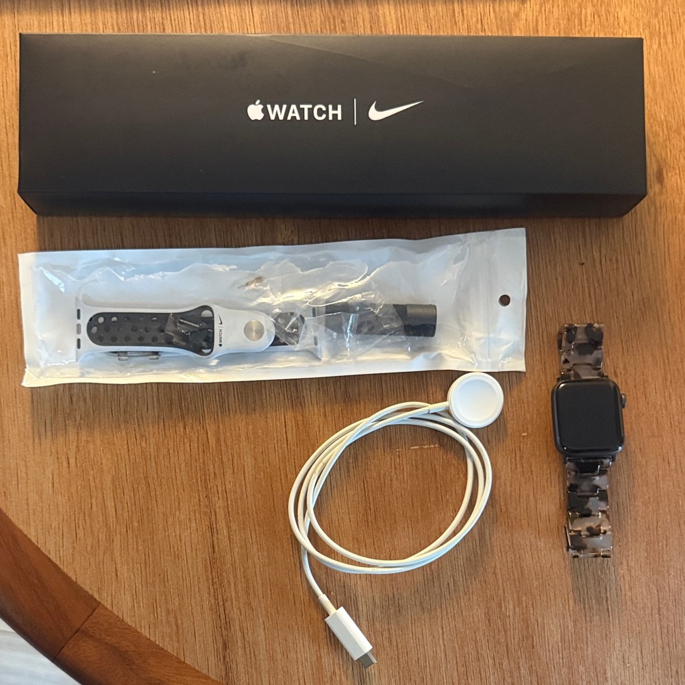 Apple Watch SE (40mm) Space Gray (GPS) + Nike Sport strap
